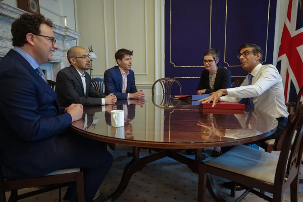 Rishi Sunak rencontre Dario Amodei et d'autres dirigeants de l'IA à Londres en 2023.