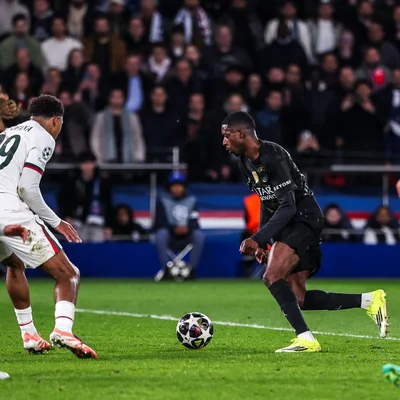 Duel entre Ousmane Dembélé et un joueur de Chelsea sur la pelouse.