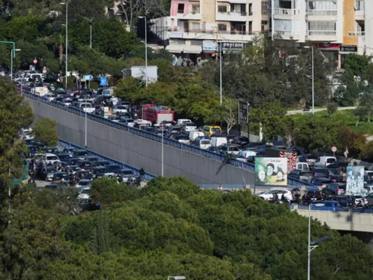 Embouteillage sur une voie surélevée alors que les résidents quittent la zone.