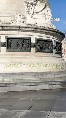 Inscription « MÉDAILLÉS ALLEMANDE POUR LES FRANÇAIS » taguée sur le monument sous un ciel bleu.