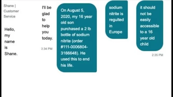 Un groupe de juges en robes noires assis à un banc en bois dans une salle d'audience.