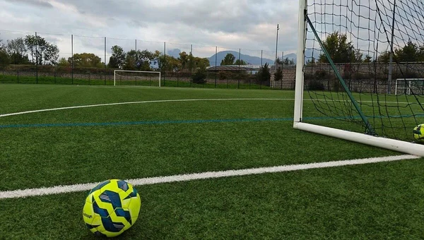 Vue d'un terrain de football à Toulon où un jeune joueur a été blessé.