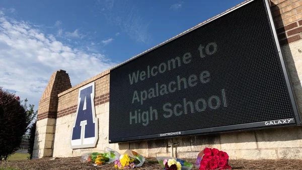 Extérieur du lycée Apalachee High School où des bouquets de fleurs ont été déposés.