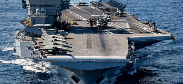 Vue du porte-avions Charles de Gaulle et de son pont d'envol chargé d'aéronefs.