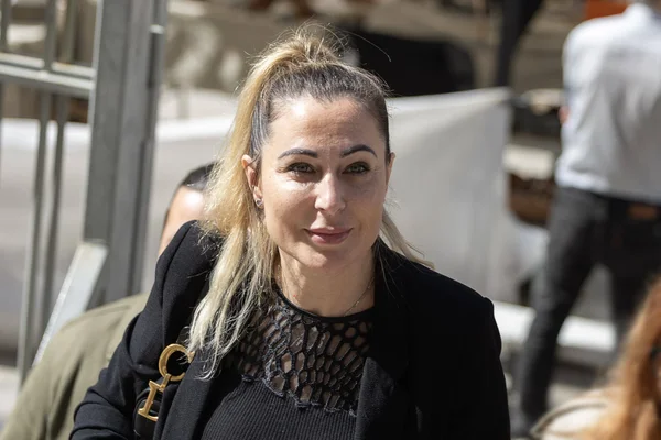 L'influenceuse Magali Berdah photographiée en public.