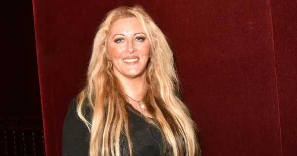 Portrait de Loana Petrucciani aux cheveux ondulés.