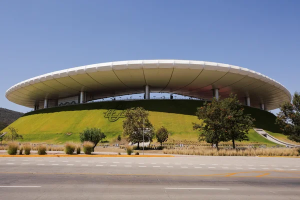 Véhicule incendié entouré de militaires lors de violences liées au narcotrafic au Mexique.