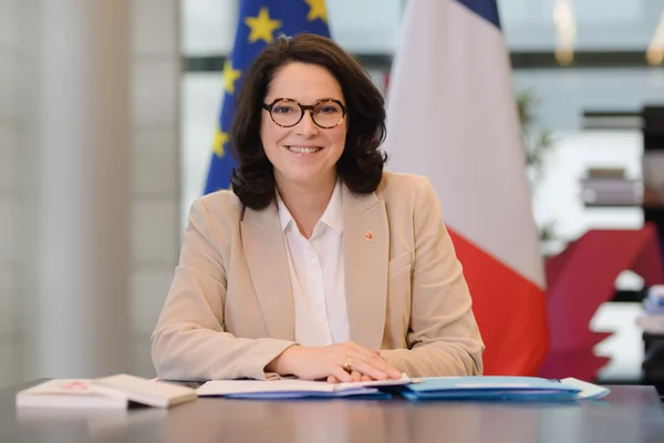 Marina Ferrari à son bureau ministériel.