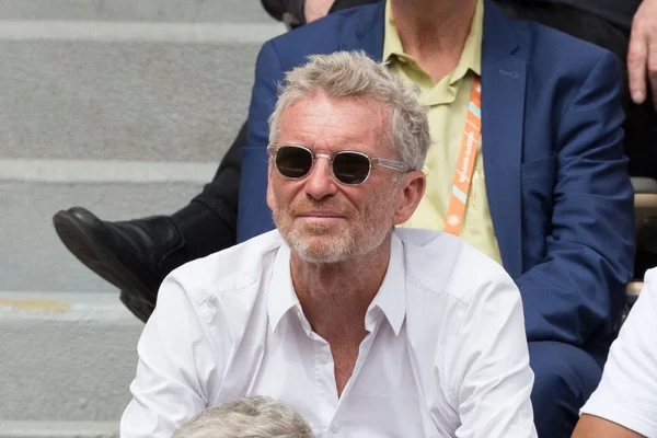 Denis Brogniatt en compagnie d'autres invités lors d'un événement extérieur.