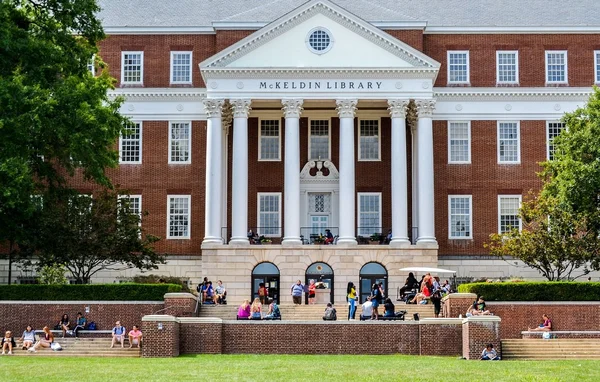 La bibliothèque McKeldin et son entrée centrale encadrée de colonnes, avec des personnes sur les pelouses.