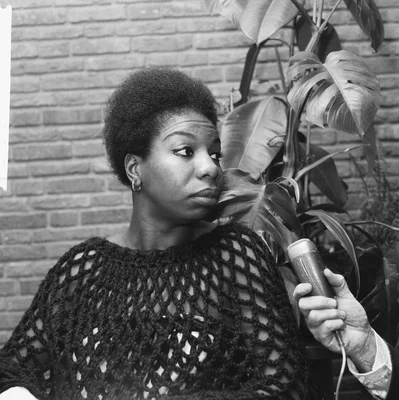 La chanteuse américaine Nina Simone lors d'une interview télévisée, le 14 décembre 1965.