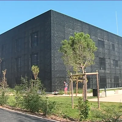 Extérieur du studio Ubisoft Montpellier sous un ciel bleu.