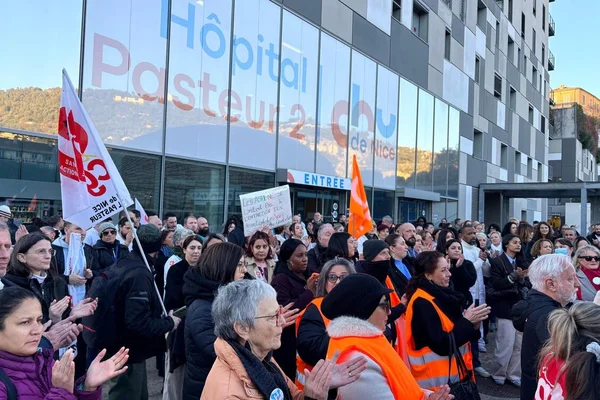 Personnel manifestant devant l'entrée de l'Hôpital Pasteur 2 du CHU de Nice