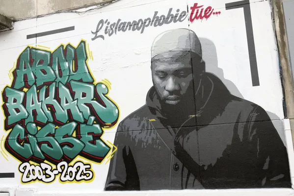 Fresque murale dédiée à Abou Bakars Cisse et à Quentin Deranque avec l'inscription « L'islamophobie tue ».