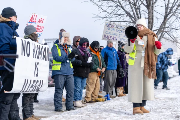 Membres de la communauté lors d'une vigile publique de protestation contre le ICE à Brainerd.