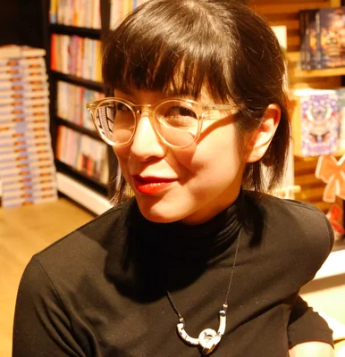 Kaliane Bradley, auteure du Ministère du Temps, dans une librairie.