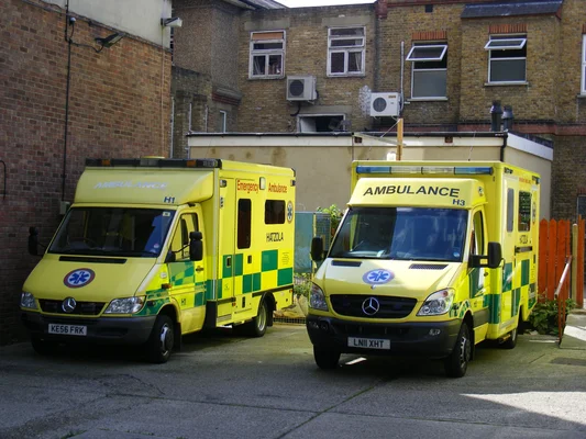 Ambulances du Hatzola Trust stationnées à Londres.