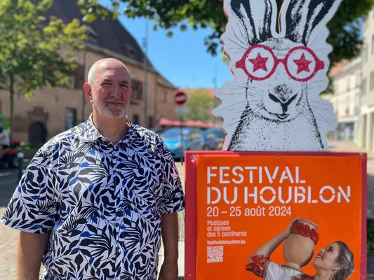 Haguenau. Laurent Graff accompagne depuis 50 ans les groupes folkloriques du monde entier.