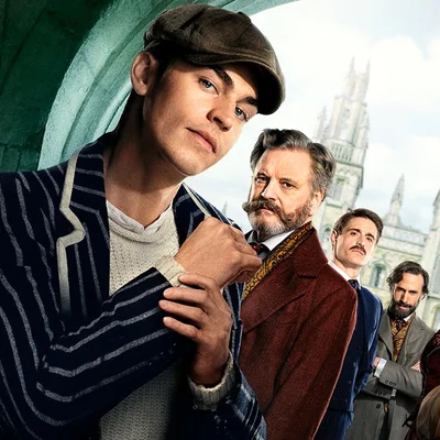 Personnages en costumes d'époque devant un décor gothique.