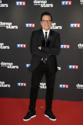 Jean-Marc Généreux sur un tapis rouge devant le panneau Danse avec les stars.