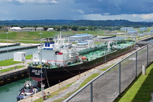 Le navire Maran Helios passe dans les écluses Agua Clara à Gatún, au Panama.