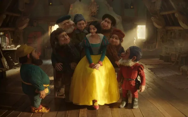 Sept personnes costumées posant sur un tapis rouge lors d'un événement promotionnel pour Disney.