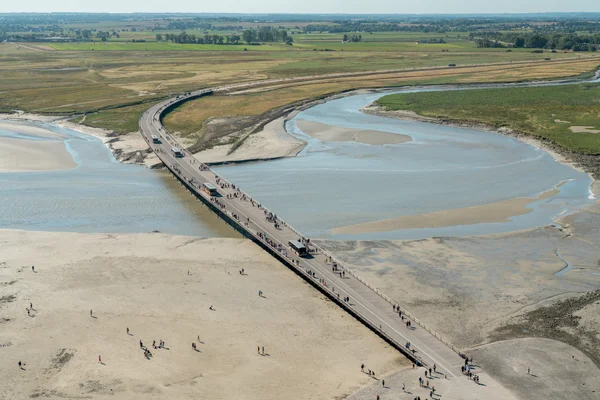 Le pont d'accès au Mont-Saint-Michel survolant les grèves de la baie Normande.