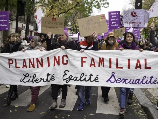 Manif du Planning familial avec une bannière Liberté Egalité Sexualité.