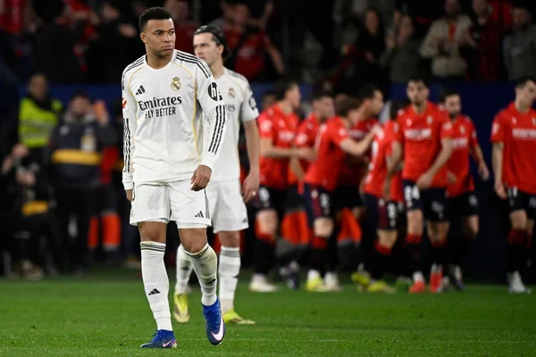 Un joueur du Real Madrid marchant sur la pelouse lors du match de Ligue des champions face à Benfica.
