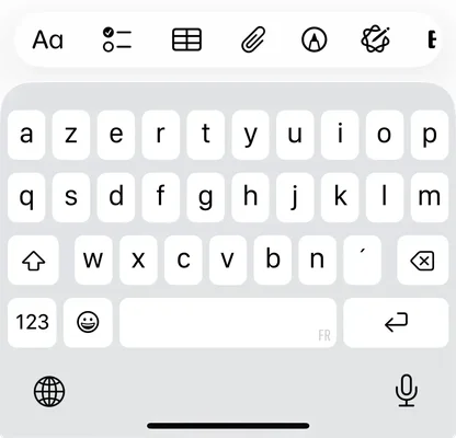 Interface du clavier iPhone en mode QWERTY avec indicateur FR.