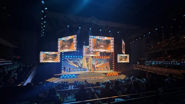 La scène de l'Invitational Rainbow Six Siege 2025 avec de multiples écrans et un public dans une arène.