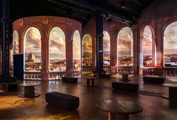 L'expérience immersive « Renaissance : De Vinci, Raphaël, Michel-Ange » à l'Atelier des Lumières.