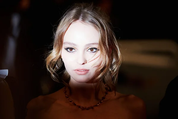 Portrait intimiste de Lily-Rose Depp aux cheveux bruns