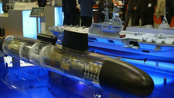 Maquette transparente d'un sous-marin présentée lors d'une exposition à Cherbourg.