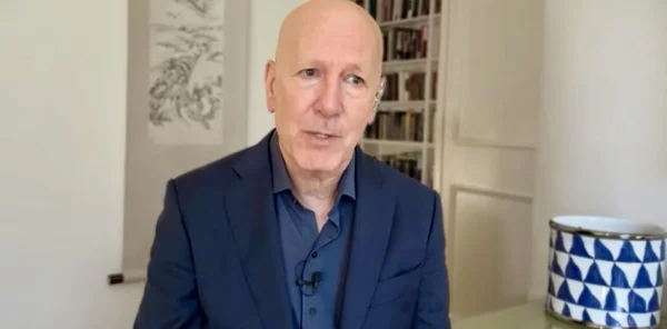 Illustration de la faillite de Lehman Brothers avec deux figures transportant des cartons.