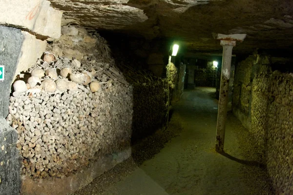 Passage des catacombes bordé de murs constitués d'ossements humains.