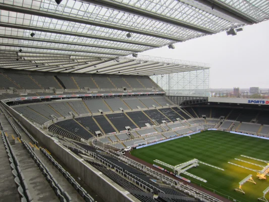 Le St James' Park, stade de Newcastle United, montrant ses tribunes, sa pelouse et la publicité Sports Direct.