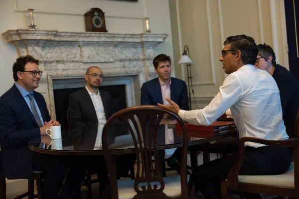 Dario Amodei, Demis Hassabis et Sam Altman en discussion avec le Premier ministre Rishi Sunak.