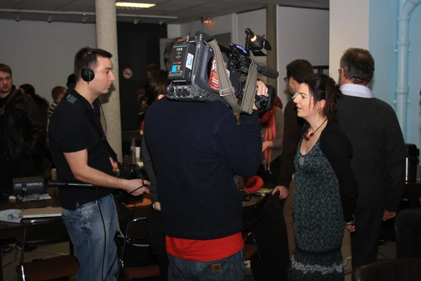 Une interview de France 3 lors de l'assemblée générale de Wikimedia France, avec un caméraman et une technicienne.