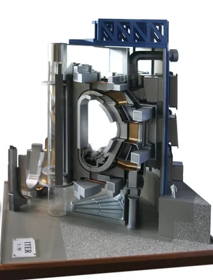 Modèle à l'échelle 1:50 du réacteur de fusion ITER exposé sur un socle.