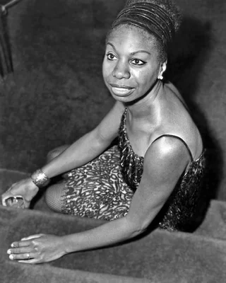 Photographie de Nina Simone en 1967, portant un turban et une robe à motifs.