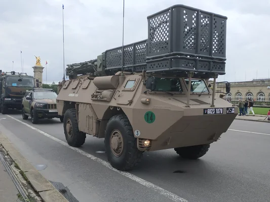 VAB SAEC de l'Armée de terre aux nouvelles couleurs, vu après le défilé du 14 juillet 2021.