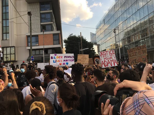 Manifestation du comité Adama devant le tribunal judiciaire de Paris le 2 juin 2020.