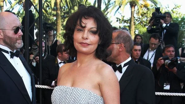 L'actrice Isabelle Mergault posant lors d'un événement officiel.