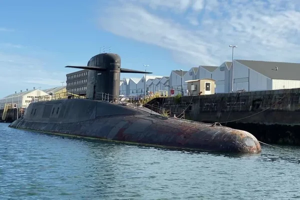 Vue d'un sous-marin à quai dans la base navale de Cherbourg.