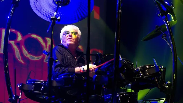 Cerrone performant à la batterie lors d'un concert.