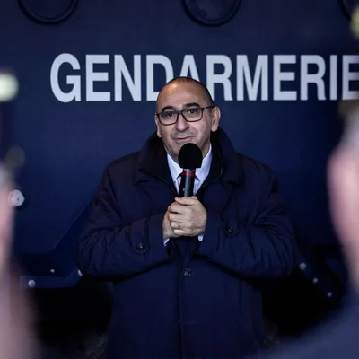 Laurent Nuñez s'exprimant devant un fond Gendarmerie.