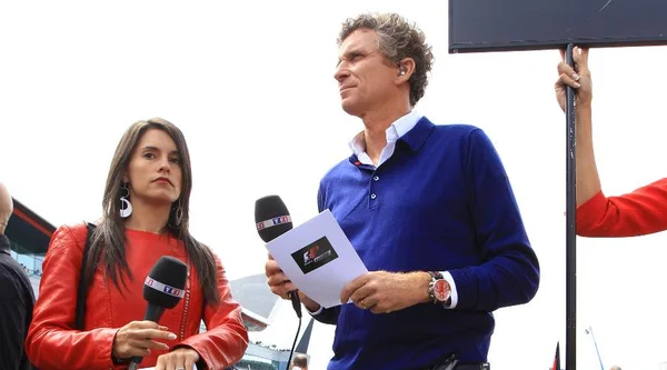 Des journalistes ou présentateurs dont Anne-Laure Bonnet lors d'une intervention médiatique.