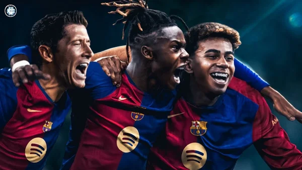Joueurs du FC Barcelone célébrant un but ensemble sur le terrain, arborant le maillot sponsorisé Spotify.