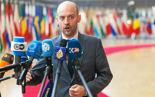 Jean-Noël Barrot répondant aux journalistes lors d'un point presse.